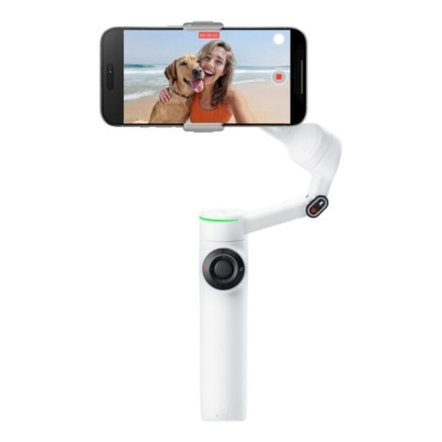 Gimbal estabilizador branco com smartphone a mostrar mulher com cão na praia