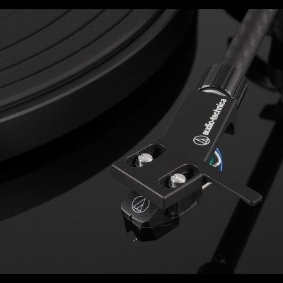 Braço e cápsula de gira-discos Audio-Technica preto sobre base preta