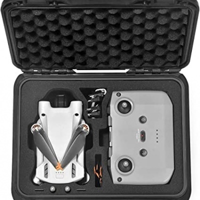 Mala de transporte preta com drone e controlo remoto no interior