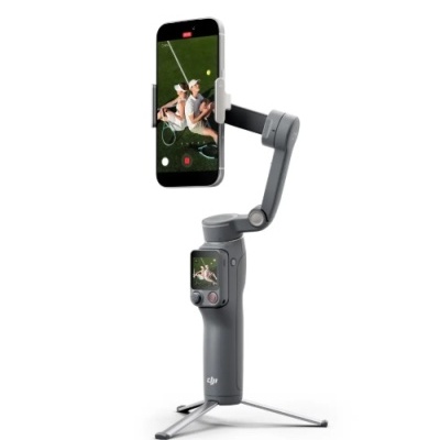 Gimbal DJI cinzento com tripé e telemóvel preto em suporte