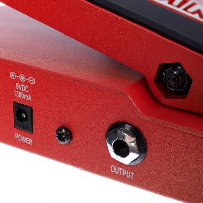 Dispositivo vermelho com entrada de energia e saída de áudio