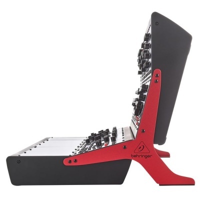 Misturador de áudio Behringer com estrutura lateral vermelha