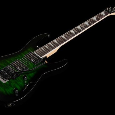 Guitarra elétrica verde e preta com braço claro e detalhes triangulares brancos.