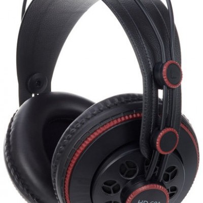 Auscultadores circum-aurais pretos com detalhes vermelhos e texto HD 681 32Ω OHMS.