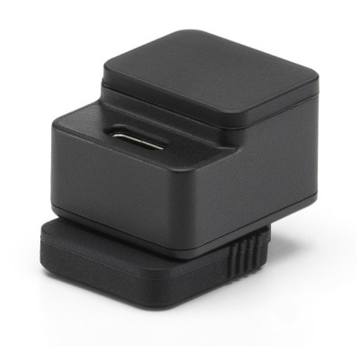 Adaptador USB preto compacto em fundo branco