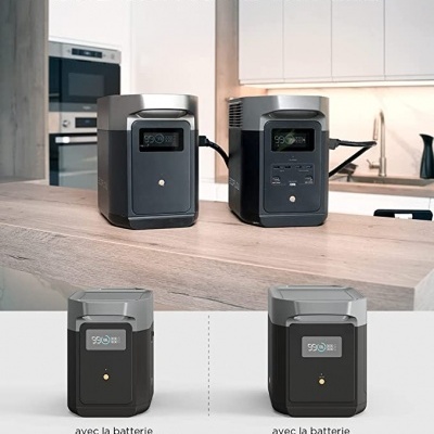 Duas baterias suplementares pretas com visor digital numa bancada de cozinha, com textos em francês sobre capacidades.