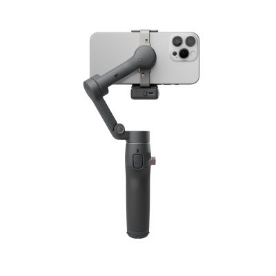 Gimbal estabilizador preto com smartphone cinza claro montado