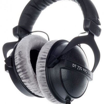 Headphones over-ear pretos com almofadas cinzentas