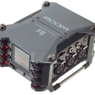 Gravador de áudio portátil Zoom F6 cinza com ecrã colorido e entradas XLR