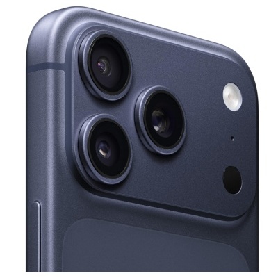 Smartphone azul escuro com três lentes de câmara e flash