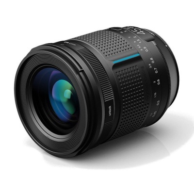 Objetiva fotográfica preta com marcações brancas e vidro frontal refletivo