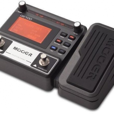 Pedaleira de guitarra elétrica preta com visor digital laranja e botões