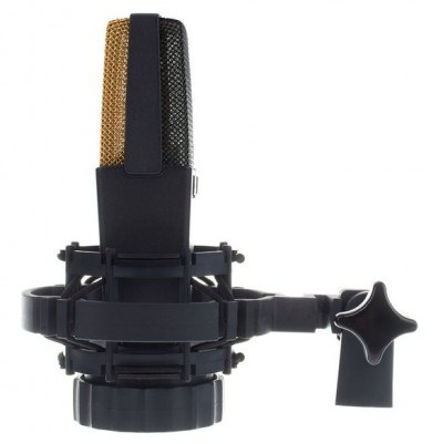 microfone condensador preto com suporte anti-vibração e botão de ajuste preto