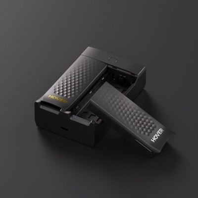 Carregador preto com bateria removível e textura quadriculada