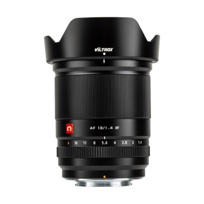 Objetiva preta Viltrox AF 13mm f/1.4 XF com parasol