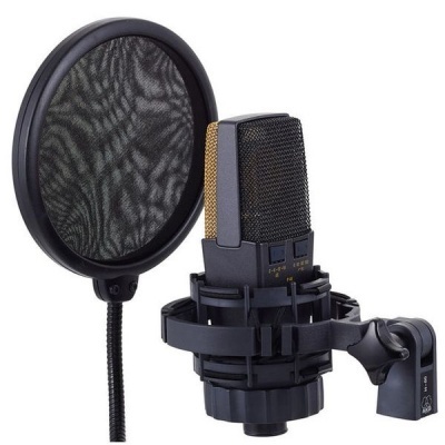 Microfone condensador preto com filtro pop e suporte anti-vibração