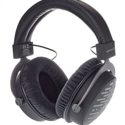 Auscultadores over-ear pretos beyerdynamic DT 770 PRO com veludo e arco acolchoado