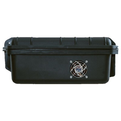 Caixa preta retangular com ventoinha lateral