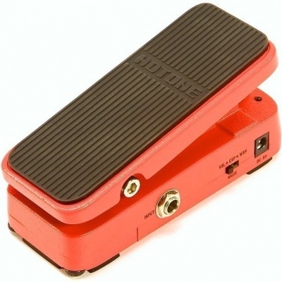 Pedal de efeito para guitarra vermelho com superfície preta e entradas de áudio e energia