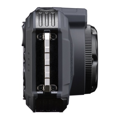 Câmera digital compacta cinza com lente preta e suporte para acessórios