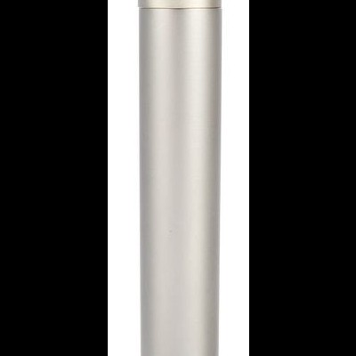 Microfone cilíndrico prateado com grelha superior e código na base.