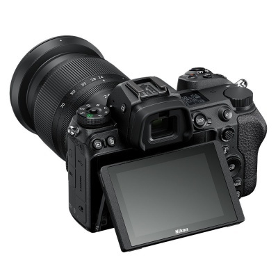 Câmara fotográfica digital Nikon preta com ecrã LCD articulado