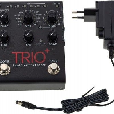 Pedal TRIO+ Band Creator + Looper preto com botões e transformador de energia