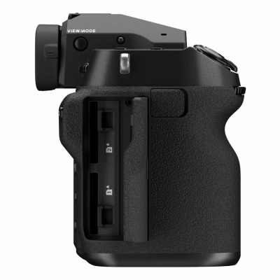 Câmara fotográfica preta vista de lado com ranhuras para cartões de memória