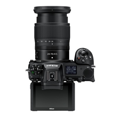 Câmara fotográfica Nikon com lente zoom 24-70mm f/4 S e visor LCD articulado