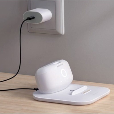 base de carregamento branca com estojo e carregador conectado a tomada