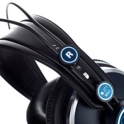 Auscultadores pretos com detalhes azuis e símbolo de coração