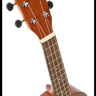 Ukulele em madeira castanha clara e escura com cravelhas metálicas e detalhe decorativo no corpo