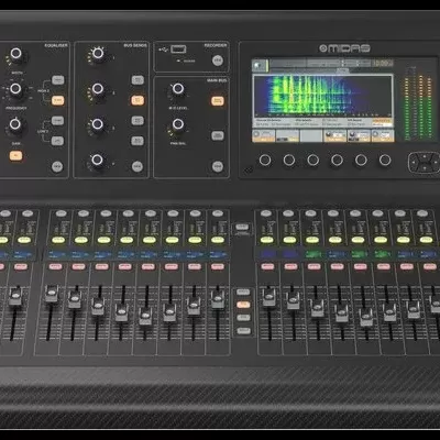 Consola de mistura de áudio digital preto com ecrã colorido e muitos botões e botoneiras