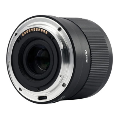 Objetiva fotográfica preta Viltrox com partes metálicas prateadas e textura rugosa.