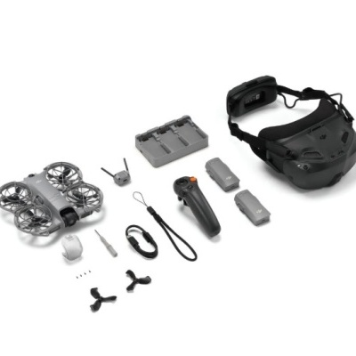 Drone cinzento com acessórios e óculos VR sobre fundo branco