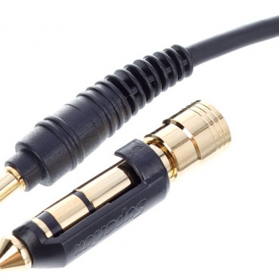 Cabo de áudio com ficha 3,5 mm e ficha RCA dourada em fundo branco