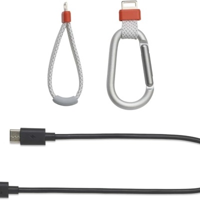 Cabo USB-C preto com acessórios em cinza e vermelho sobre fundo branco