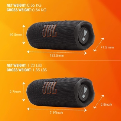 Coluna portátil JBL preta com logotipo laranja e medidas indicadas em fundo laranja