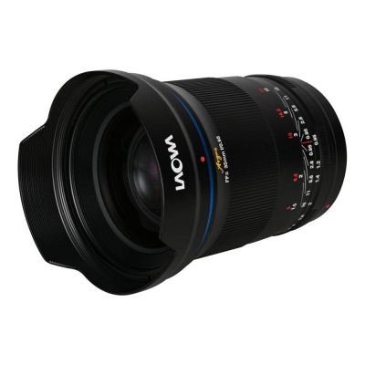 Lente fotográfica preta Laowa 15mm F4 Wide Angle Macro sobre fundo branco