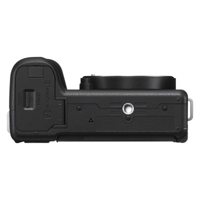 Base preta de câmara fotográfica com ranhura para tripé e texto 'OPEN', 'BATTERY', 'LOCK'