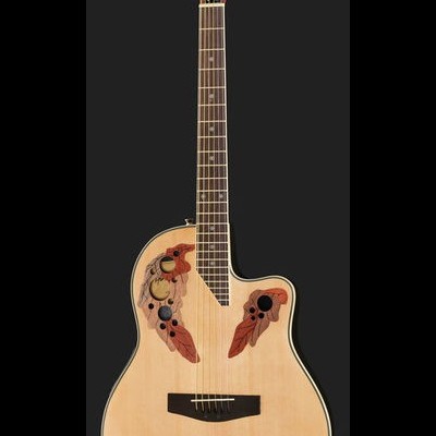 Guitarra acústica de madeira clara com decorações vermelhas e pretas no corpo e braço escuro