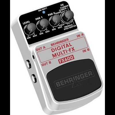 Pedal de efeitos digitais Behringer Digital Multi-FX FX600 branco com botões pretos e texto vermelho e preto