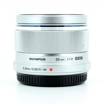 Lente de câmara Olympus branca com anel prateado e base preta