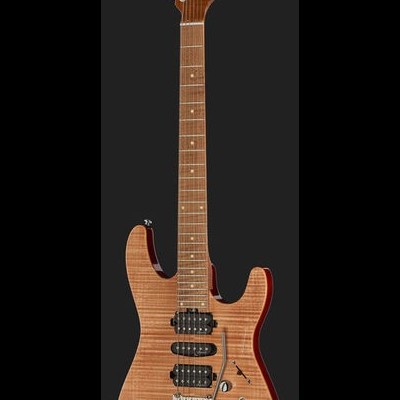 Guitarra elétrica de madeira clara com padrão flamejado e três captadores