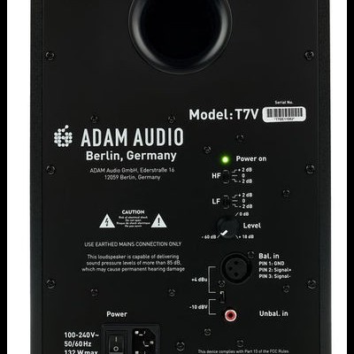 Parte traseira preta de coluna ADAM AUDIO modelo T7V com controlos e conectores