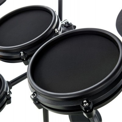 Bateria eletrónica com peles e estrutura preta com baquetas de madeira