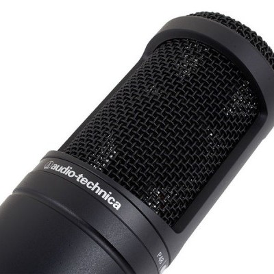 Microfone condensador preto com grelha em malha metálica