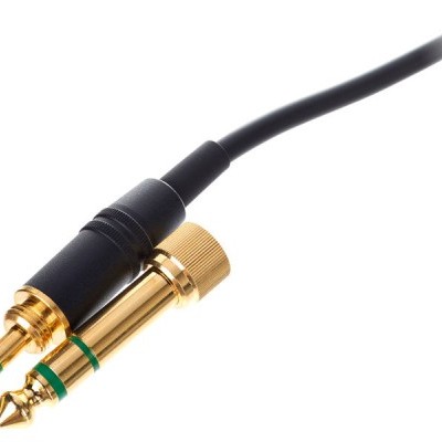 Cabo áudio com conetores dourados e cabo preto