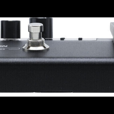 Pedaleira preta para guitarra com botões e pedais metálicos