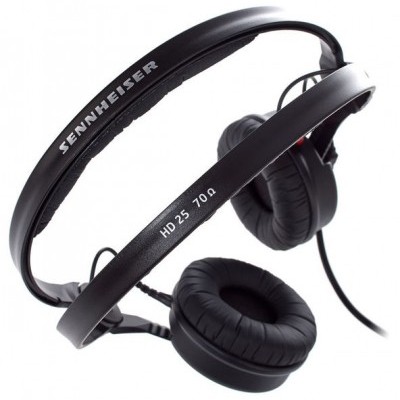 Auriculares SENNHEISER pretos com almofadas acolchoadas
